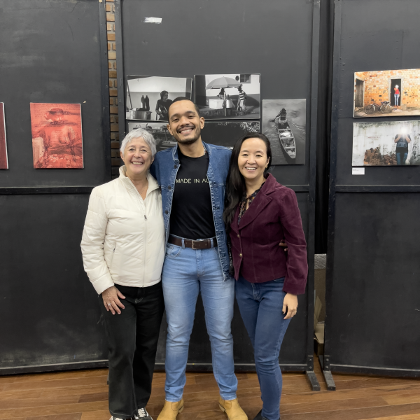 Paulo Henrique Costa entre Eliana Yukawa e Marly Porto